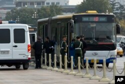 중국 베이징에서 공안이 버스 승객들을 검문하고 있다. (자료사진)