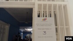 Desde tempranas horas se abrieron los centros de votación. [Foto Alvaro Algarra, VOA].