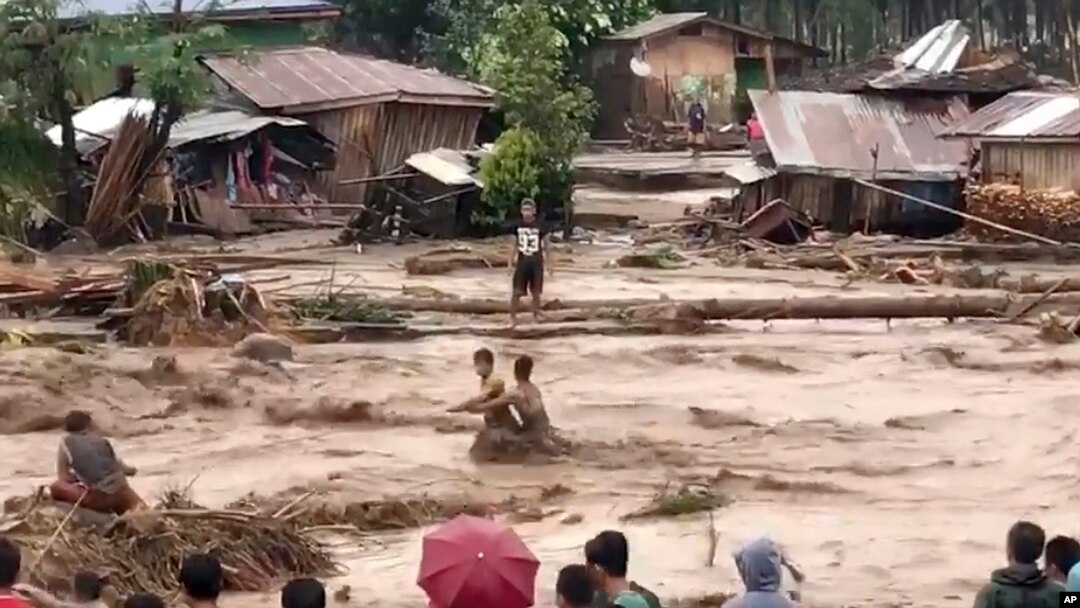 Afectados tras el paso del fenómeno natural en Filipinas.