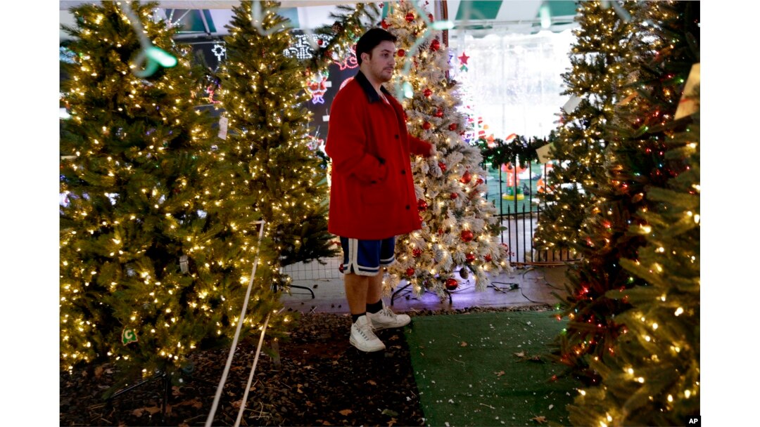 Russ Cirincione shops in New York, Dec. 24, 2015. Temperatures were expected to rise into the 70s in New York as topsy-turvy winter weather caused the Northeast to experience unseasonable weather for late December.