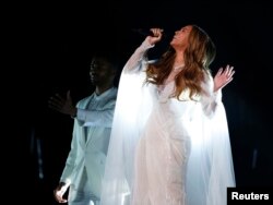 Beyonce performs at the Grammys.