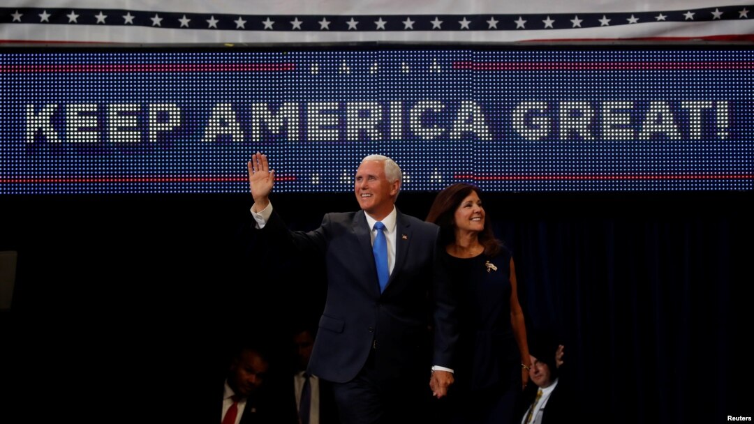 El vicepresidente de EE. UU., Mike Pence, y su esposa Karen Pence, durante evento de reelección del presidente Donald Trump en Orlando, Florida. Photo: Reuters.