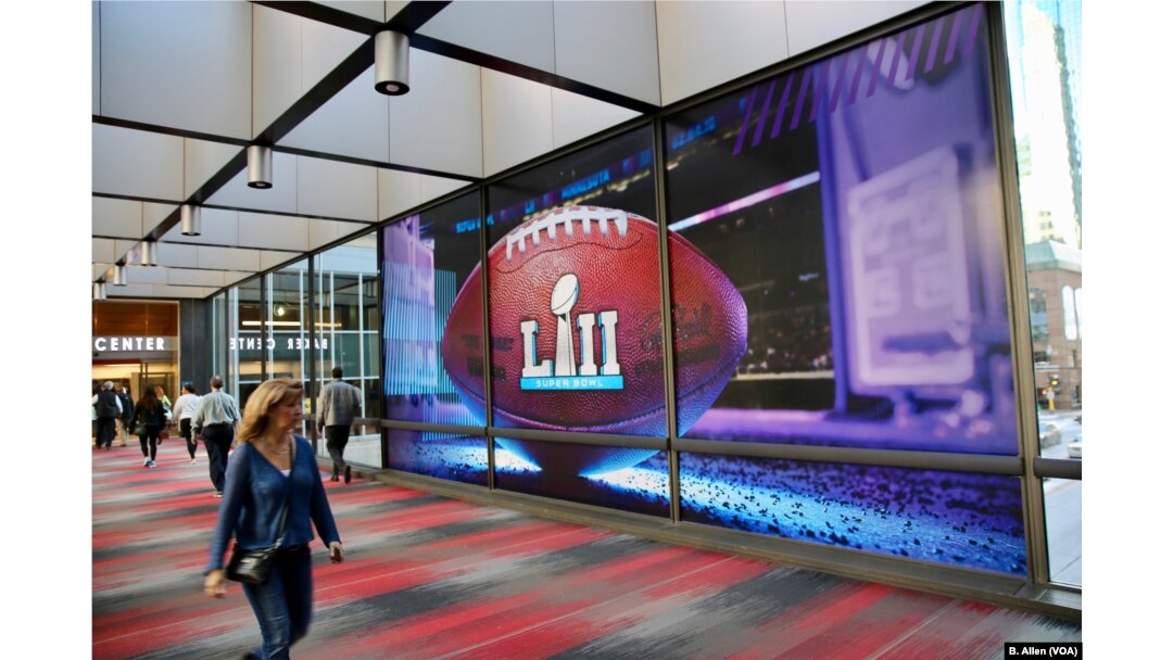 Minneapolis residents walk through the Skyway, elevated pedestrian tunnels that connect more than 18 kilometers of the city. Minneapolis is also home to this week's Super Bowl.