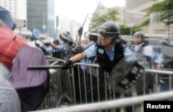 2019年6月12日，香港立法會外抗議者與防暴警察發生衝突。
