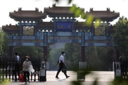 在美國副國務卿謝爾曼將會晤中國官員的天津某酒店入口可見中國安全人員。(2021年7月25日)