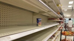 Estantería vacía en un supermercado de Miami