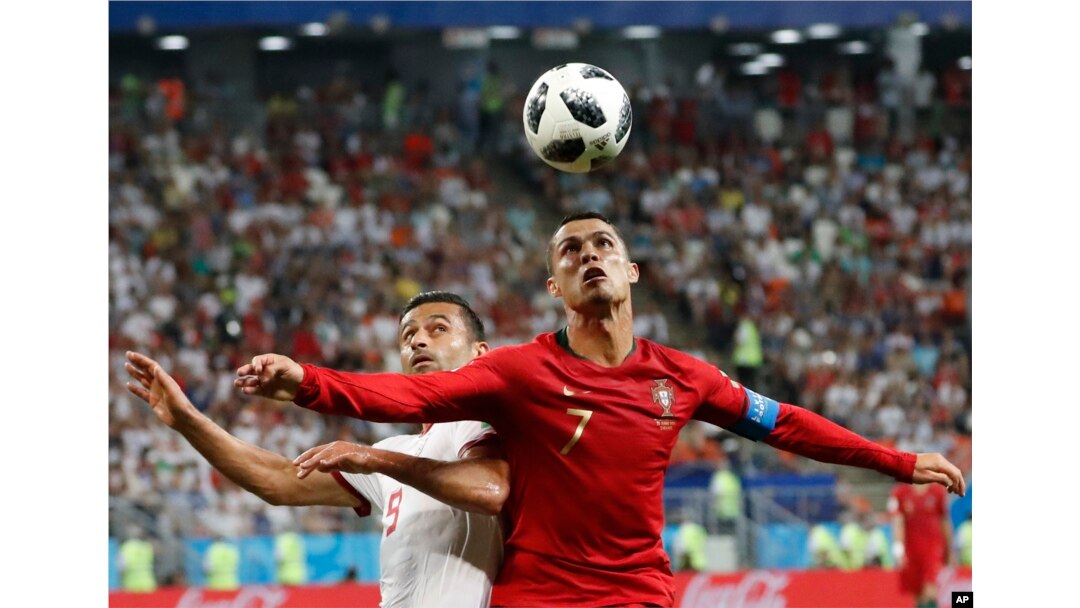El portugués Cristiano Ronaldo, a la derecha, y el iraní Omid Ebrahimi desafían el balón durante el partido del grupo B entre Irán y Portugal en la Copa Mundial de fútbol 2018 en el Mordovia Arena en Saransk, Rusia, el lunes 25 de junio de 2018. (AP Photo / Pavel Golovkin)