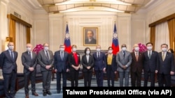 台灣總統蔡英文在總統府會晤到訪的法國國民議會友台小組主席戴扈傑率領的法國議員代表團。 （2021年12月16日）