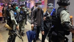 警方3月31日晚在太子截查並拘捕多名年輕人。（美國之音湯惠芸攝）