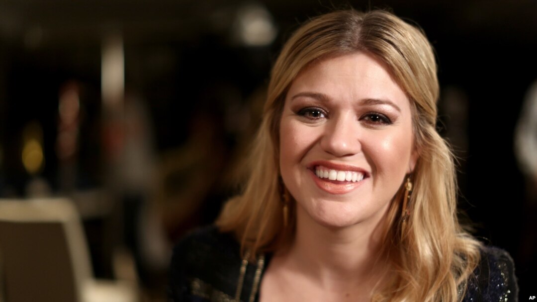 Kelly Clarkson poses for a portrait in Los Angeles, Nov. 5, 2012.