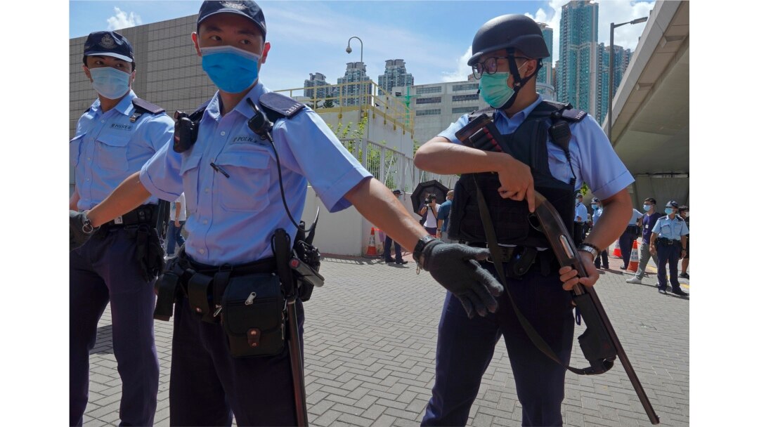 當香港首位被控涉嫌違反國安法的唐英傑坐著輪椅被押解至法院時港警戒備。 (2020年7月6日)