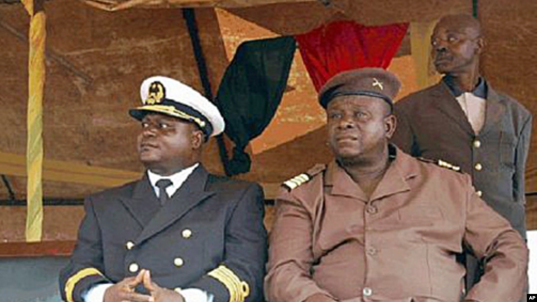 General António Indjai (à direita) com o almirante Zamora Induta, que derrubou da chefia das forças armadas, em Abril de 2010. Dois anos mais tarde, caíram os líderes civis.