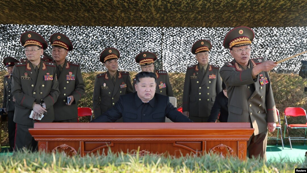 5일 김정은 북한 국무위원장이 비공개 장소에서 오진우 포병학교 75기 졸업생들의 실탄 사격 훈련을 감독했다고 북한 관영매체 조선중앙통신이 6일 보도했다.