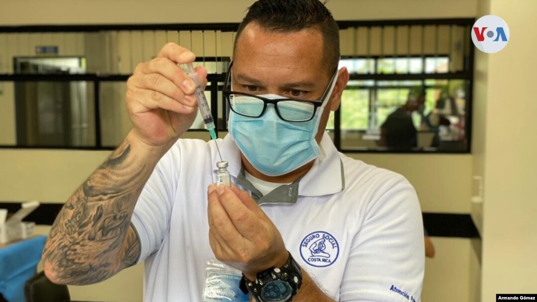 Jornada de vacunación de los Asistente Técnicos en Atención Primaria (ATAP) de la estatal Caja Costarricense del Seguro Social. [Foto Armando Gómez]