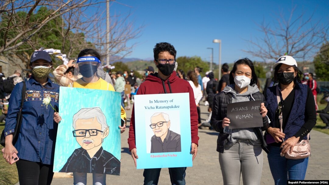 一些泰國裔美國人在加州洛杉磯中國城參加一次亞裔美國人活動，提醒人們注意針對亞裔美國人的仇恨事件上升的現象。(2021年2月20日)