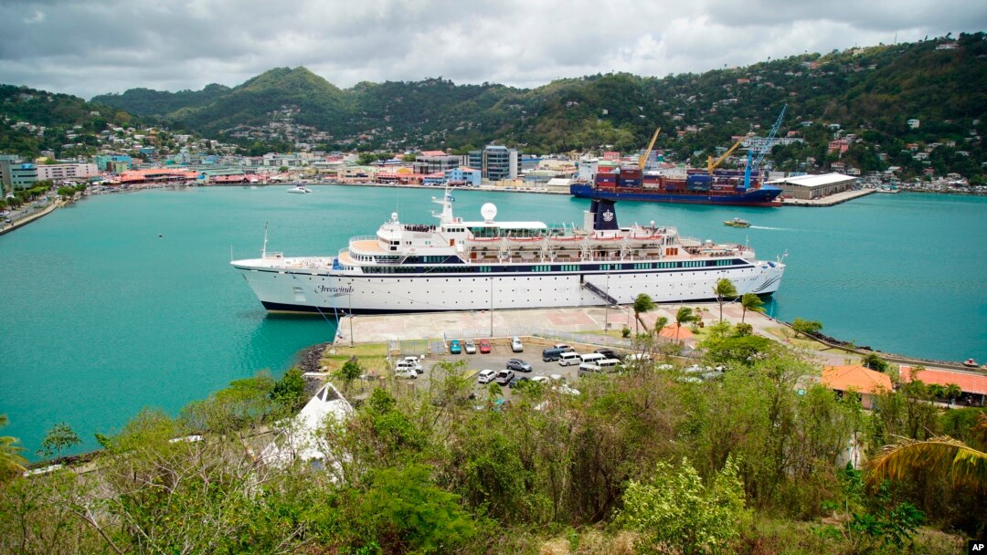 El crucero Freewinds atracado en el puerto de Castries, capital de Santa Lucía, el jueves 2 de mayo de 2019. (AP Foto/Bradley Lacan)
