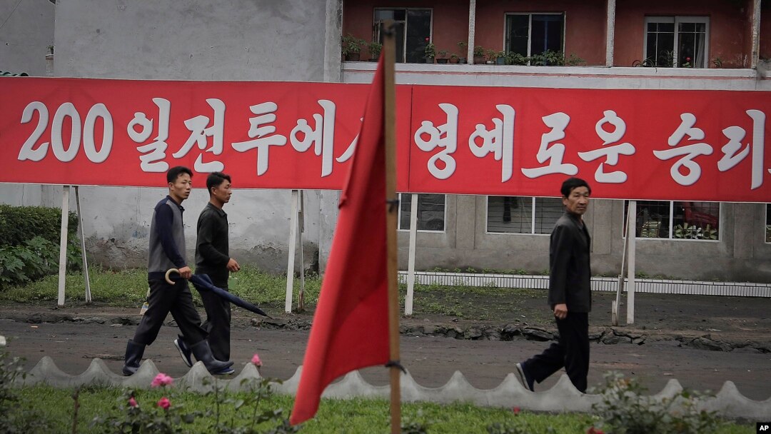 지난해 6월 북한 원산에 '200일 전투' 속도전 관련 구호가 걸려있다. (자료사진)