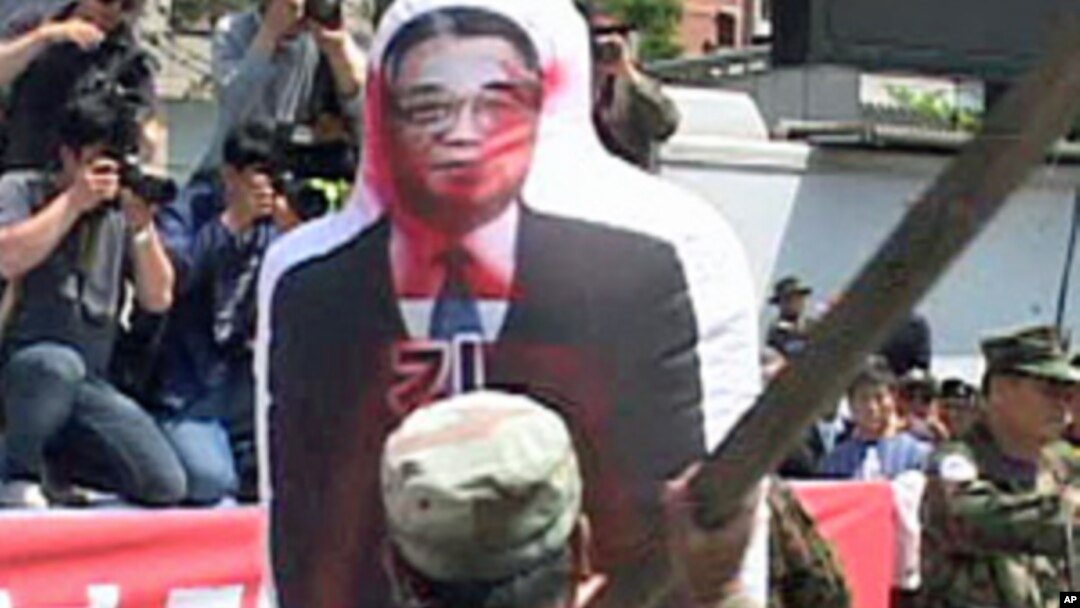 South Korean protesters in Seoul club an inflatable effigy of North Korea's Kim Il Sung, 27 May 2010