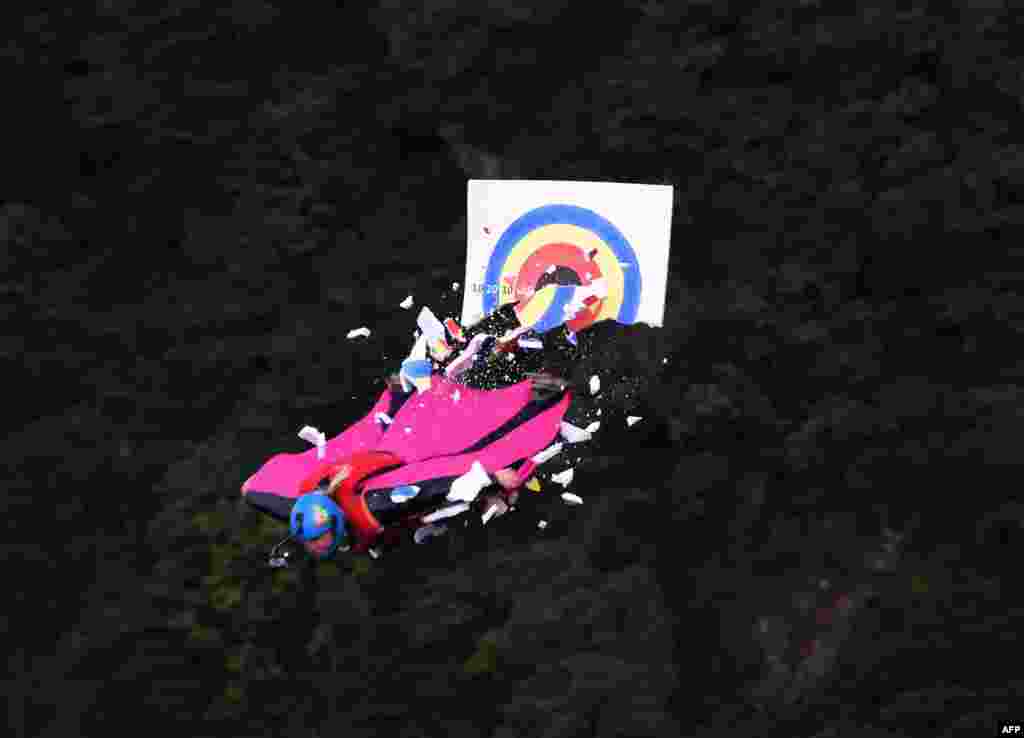 A wingsuit flyer hits the target during the 6th Carabao World Wingsuit Championship on Tianmenshan mountain in Zhangjiajie in China's central Hunan province, Sept. 11, 2017.