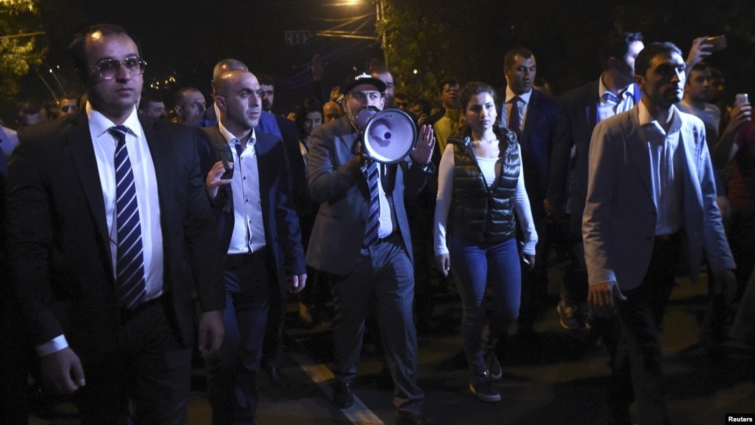 Armenian Prime Minister Nikol Pashinyan (C) addresses supporters during a protest against a bill passed by members of parliament to block the dissolution of the National Assembly, in Yerevan, Armenia, Oct. 2, 2018.