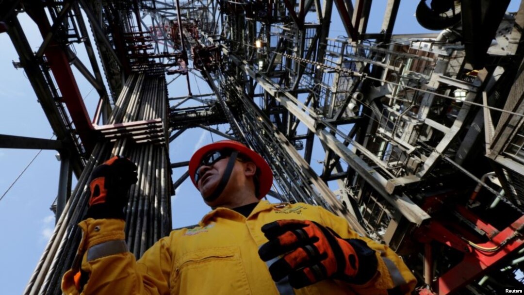 Un empleado trabaja en una plataforma de petrolífera en el Golfo de México, en las costas de Veracruz. El gobierno de México planea aumentar su independencia energética dijo el presidente Andrés Manuel López Obrador recientemente, y la afirmación fue aplaudida por el secretario de Energía de EE.UU., Rick Perry.