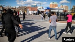 Cientos de migrantes, en su mayoría de Nicaragua, son liberados por la Oficina de Aduanas y Protección Fronteriza de EEUU, cerca de una estación de autobuses en el centro de El Paso, el 13 de diciembre de 2022.