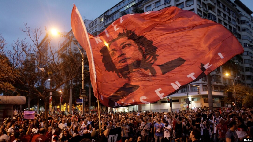 Brasileños protestan contra el candidato presidencial
Jair Bolsonaro en Río de Janeiro, Brasil, el 29 de septiembre de 2018.