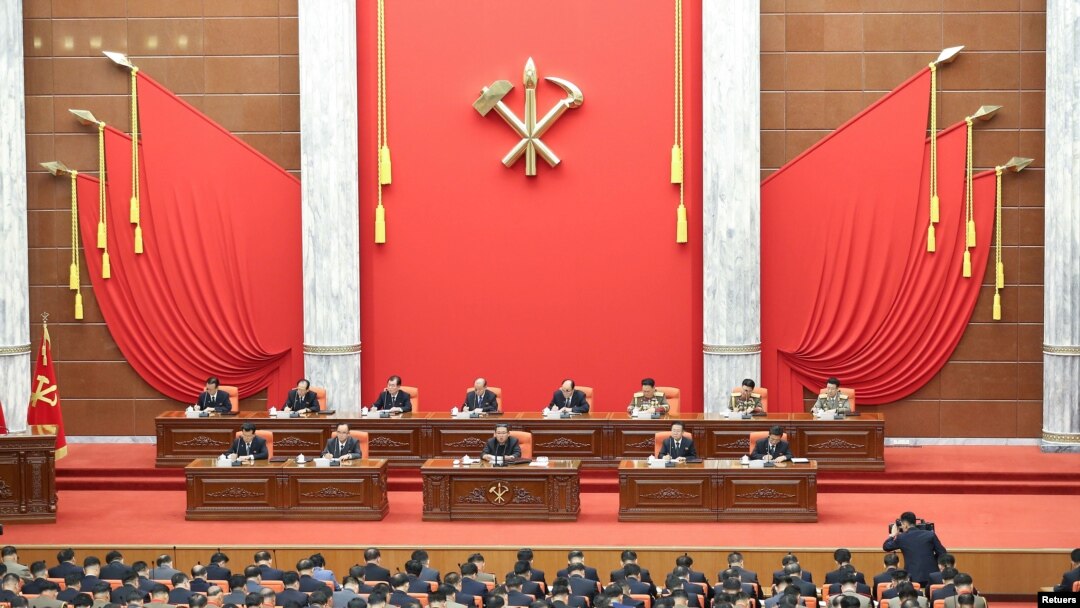 지난 2일 북한 노동당 중앙위원회 본부청사에서 제8기 제3차 정치국 확대회의가 진행되고 있다. 단상 앞줄 가운데가 김정은 국무위원장.