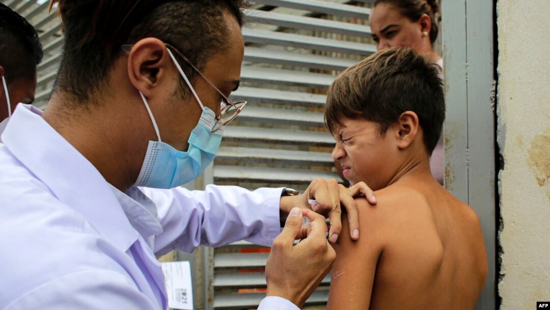 Un niño recibe una dosis de la vacuna cubana Abdala contra COVID-19 en un centro de vacunación móvil en Managua, ee noviembre de 2021. 