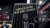 Una imagen muestra al presidente surcoreano Yoon Suk Yeol encarcelado con el texto: "Arresten e impugnen al líder rebelde Yoon Suk Yeol," se exhibe durante una manifestación frente a la Asamblea Nacional en Seúl, Corea del Sur, el 13 de diciembre de 2024.