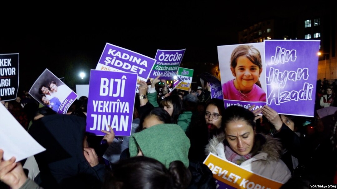 Yürüyüşte taşınan posterler arasında Narin Güran da vardı.