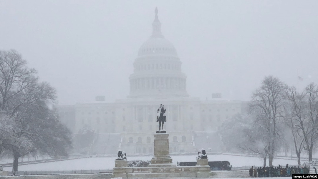 El Capitolio de EE.UU. en Washington, D.C., es visto durante la tormenta de nieve que afecta la costa este el miércoles, 21 de marzo, de 2018.