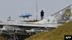 Un caza ucraniano SU-27 aterriza durante un ejercicio de la fuerza aérea en la base militar de Starokostyantyniv el 12 de octubre de 2018.
