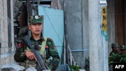 資料照片：少數民族武裝德昂民族解放軍的士兵守衛在緬甸北部撣邦城鎮南坎。(2023年11月9日)
