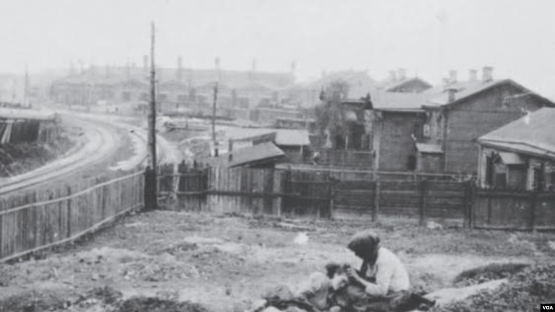 1933年烏克蘭大饑荒中的哈爾科夫地區。照片最早由奧地利工程師維尼伯格拍攝，烏克蘭媒體和民族記憶學院公佈了複製版。(美國之音白樺) 