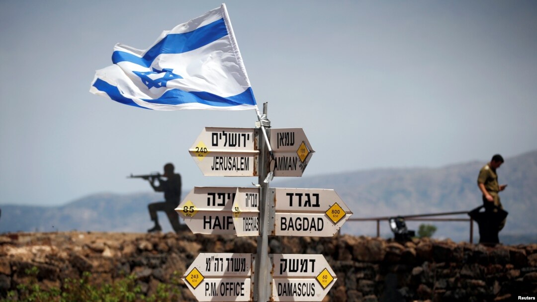 Un soldado israelí vigila desde la cima del monte Bental en las Alturas de Golán.