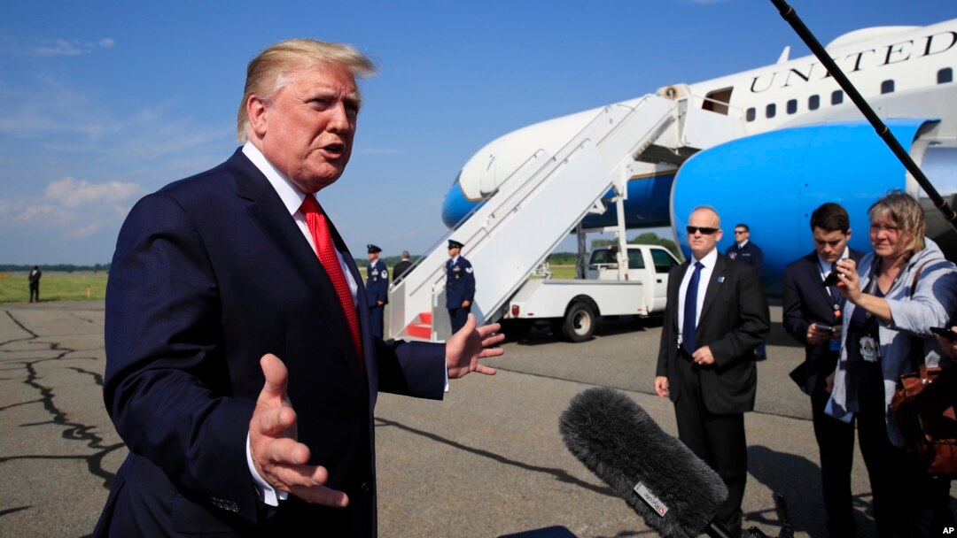 El presidente de EE.UU., Donald Trump, habla con periodistas en el aeropuerto municipal Morristown en Morristown, Nueva Jersey, antes de retornar a la Casa Blanca el domingo, 7 de julio, de 2019.
