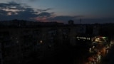 Жилые здания во время перебоев в подаче электроэнергии из-за ночной атаки беспилотника в Одессе, Украина, 19 февраля 2025 года.