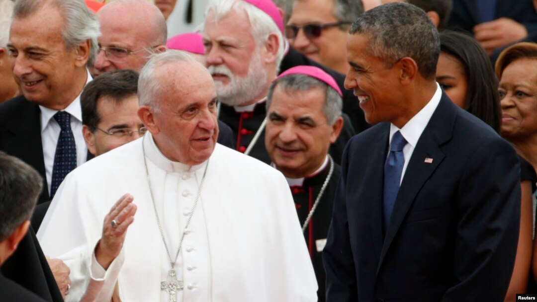 U.S. President Barack Obama, right, welcomes Pope Francis upon his arrival at Joint Base Andrews outside Washington, D.C., Sept. 22, 2015.