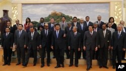 來自這21個國家的代表周五上午﹐在北京人民大會堂簽署了《籌建亞投行備忘錄》。(站中間者為中國國家主席習近平)