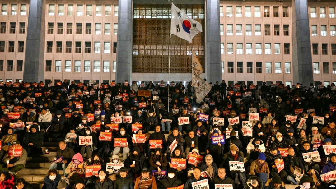 抗議群眾聚集在首爾的國會階梯上，要求總統尹錫悅辭職。在野黨聯盟也已經提出針對尹錫悅的彈劾動議，計劃在12月7日晚上進行表決。 (法新社：2024年12月4日)