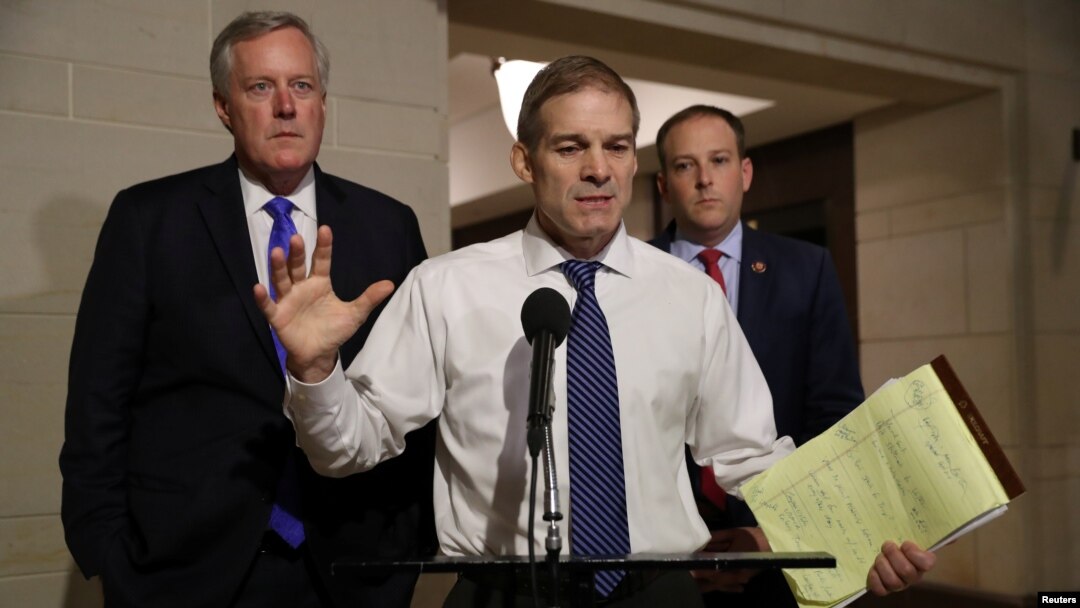Los representantes Mark Meadows, Jim Jordan y Lee Zeldin hablan a los medios de comunicación antes de escuchar el testimonio de George Kent. Foto Reuters.