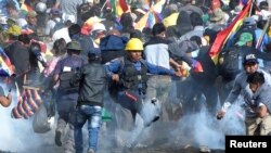 Cocaleros partidarios del expresidente Evo Morales chocan con la policía y el ejército en Sacaba, un pueblo del centro de Bolivia, el 15 de noviembre de 2019.