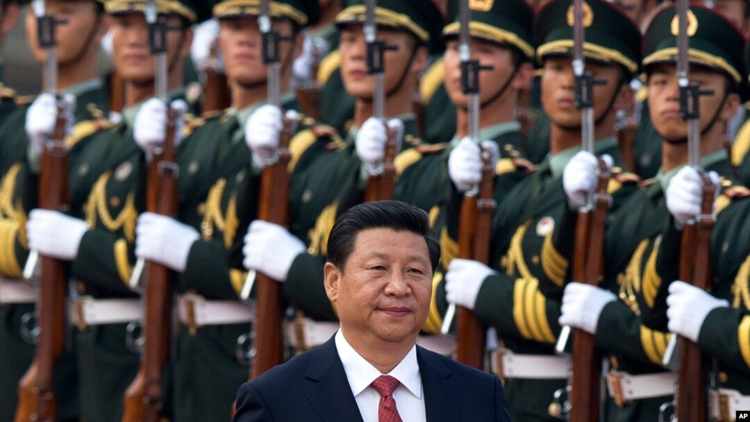 中國國家主席習近平在北京的人民大會堂外檢閱儀仗隊。 （資料照）