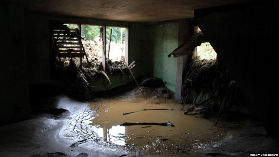 Una casa devastada tras el paso de la tormenta tropical Tembin en el norte de Filipinas.