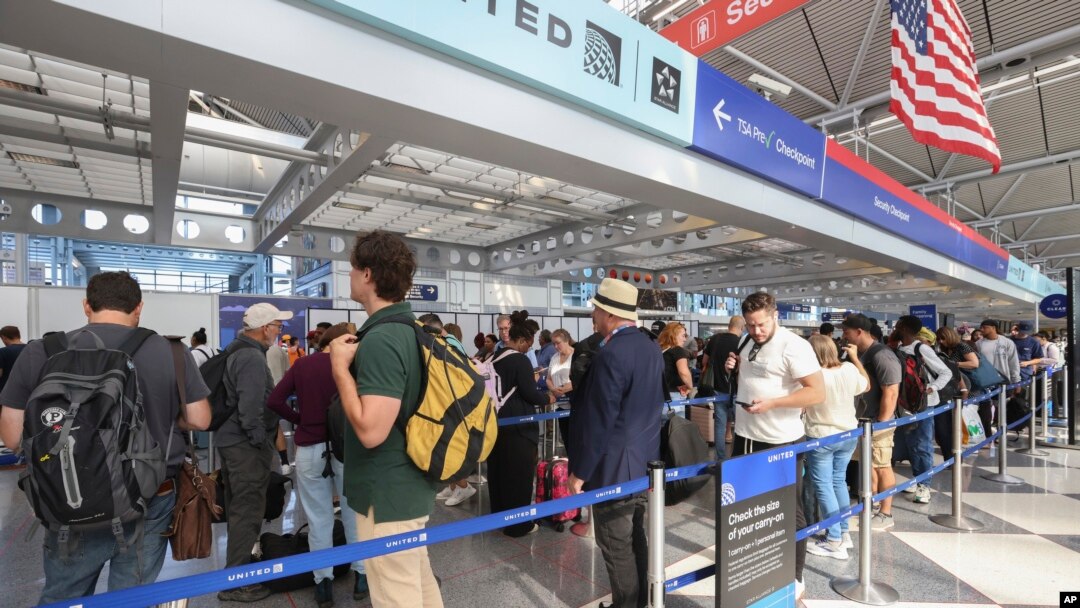 Aeropuertos llenos durante el fin de semana largo por la celebración del Día del Trabajo o "Labor Day".