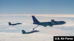 美國空軍2020年1月10日在西太平洋上空練習空中加油（美國空軍照片）