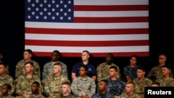 Dakarun Amurka suna sauraren jawabin shugaba Donald Trump yayin da yake magana akan matakin da yake so ya dauka a Afghanistan
a sansanin soji na Fort Myer da ke jihar Virginia, Ranar 21 ga watan Agusta 2017. 
