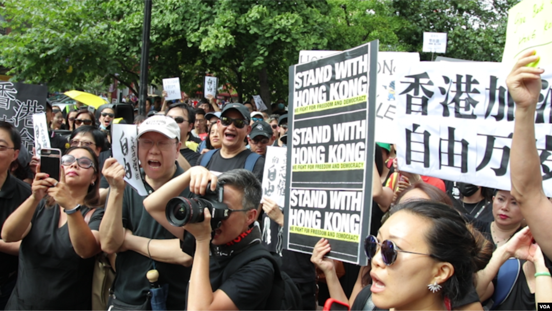 700多紐約港人集會支持香港(美國之音久島拍攝)
