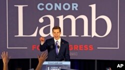 民主黨候選人科納蘭姆在對支持者的講話中宣稱取得勝選